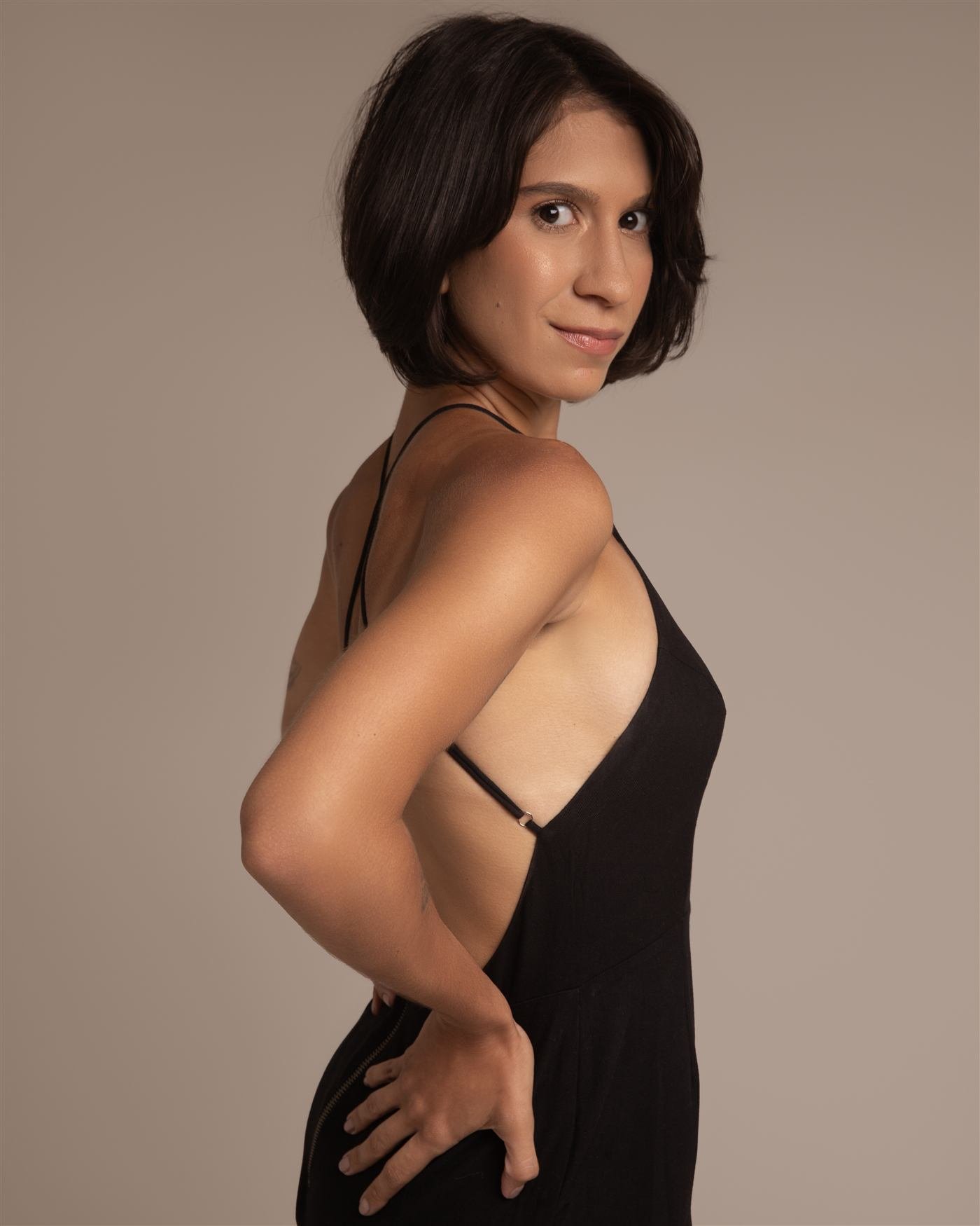 Marcelly Nunes sentada, ensaio de estúdio